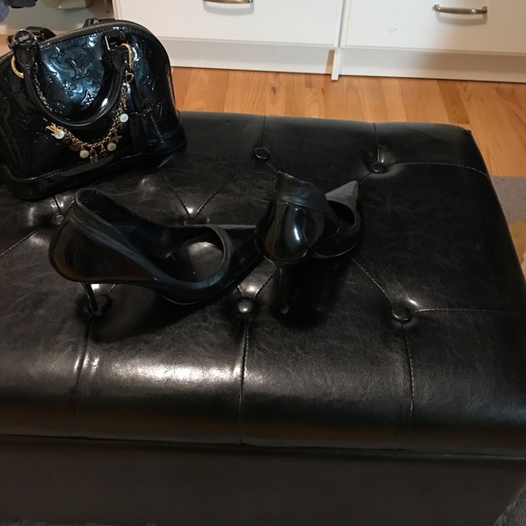 Pointy toe, patent leather, and leather trim 🖤 - Picture 8 of 8